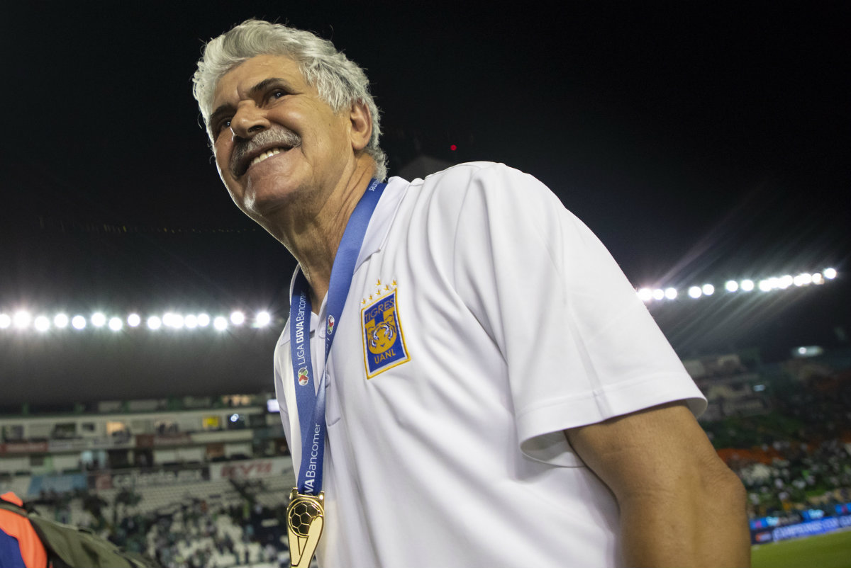 Ricardo Ferretti portando su medalla de campeón en la Liga MX (Imago7)