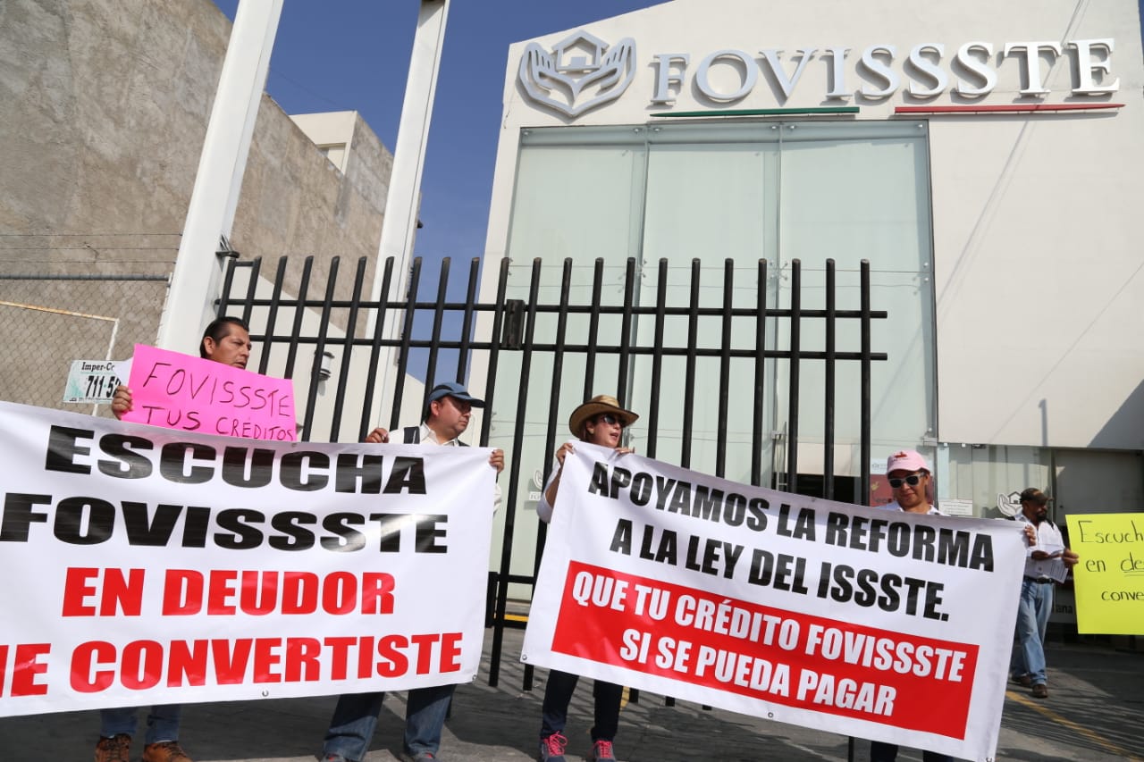 Trabajadores se manifiestan afuera de las instalaciones de FOVISSSTE en Pachuca. (Jorge Sánchez)