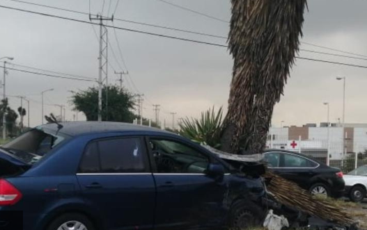 Tras el choque, paramédicos valoraron a la mujer, quien resultó con algunas contusiones. Foto: Especial