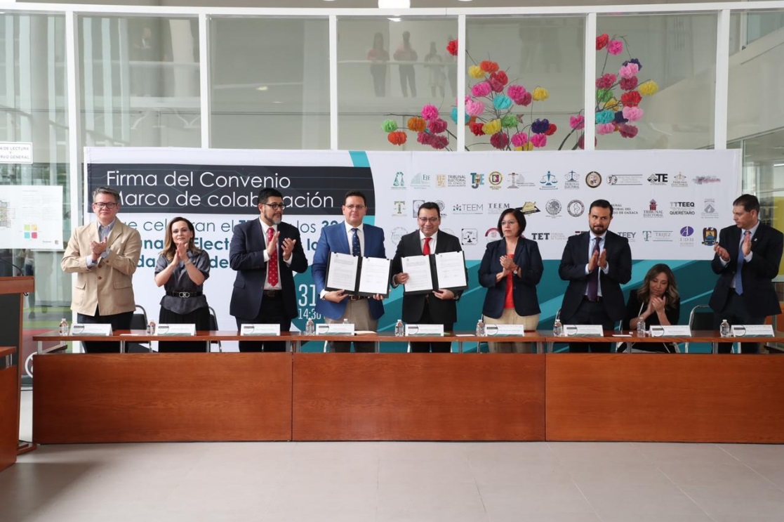 La firma se llevó a cabo en las instalaciones de la UAdeC, en Arteaga. (Ana Ponce)