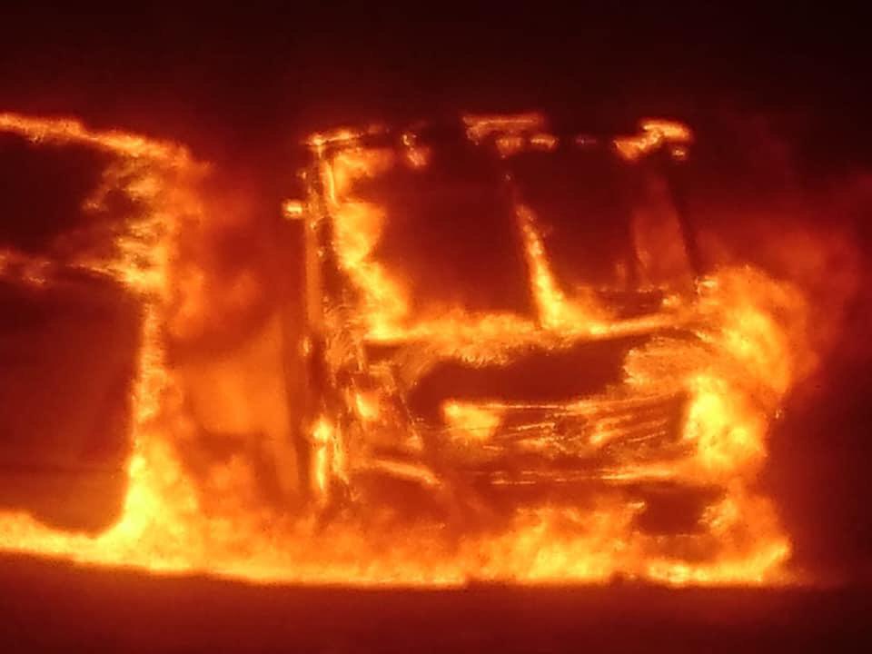 El fuego provocó daño en camiones de Querétaro. (Estrella Álvarez)