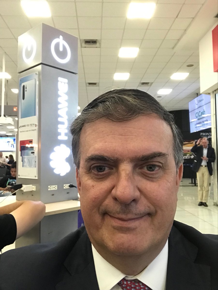 Marcelo Ebrard compartió la selfie en su cuenta de Twitter.