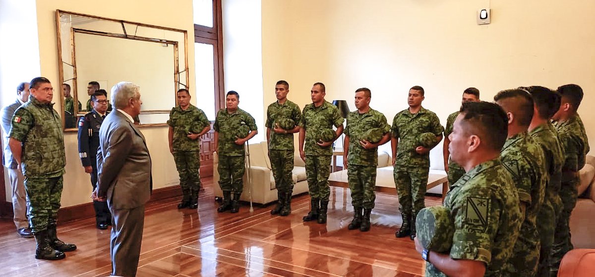 El presidente Andrés Manuel López Obrador agradeció a los militares retenidos en Michoacán por su "actitud serena" (@Luis_C_Sandoval)