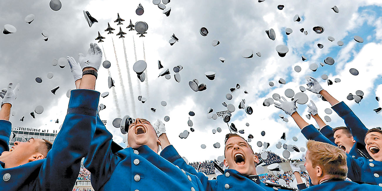 El republicano estuvo en la ceremonia de graduación de cadetes de la Academia de la Fuerza Aérea de EU en la ciudad de Colorado Springs. (Reuters)
