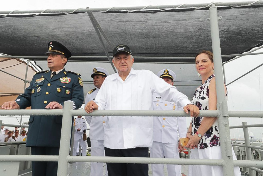 AMLO a bordo del buque Papaloapan en el que celebró el 102 aniversario de la Marina. (Presidencia)