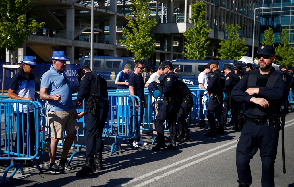 Cuerpo de seguridad en las afueras del Estadio Wanda Metropolitano (Reuters)
