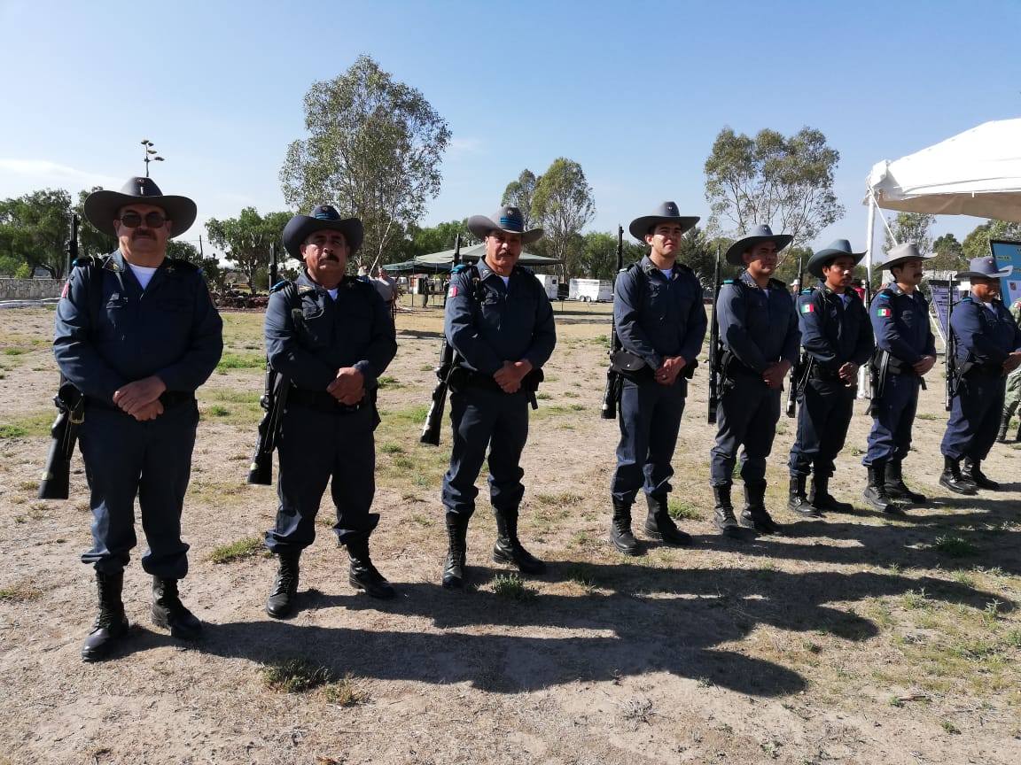 Los defensas rurales cargan consigo un fusil mosquetón para sus labores de seguridad en los ejidos. (Alejandro Reyes)