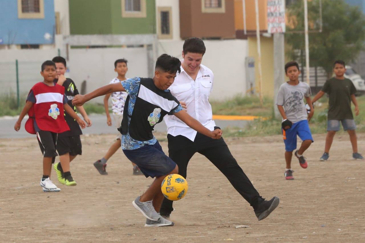 Los niños jugaron una 'cascarita' con el legislador federal. Foto: Leonel Rocha