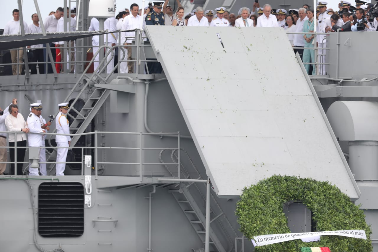 Con una ofrenda floral, el Presidente memoró a “quienes perdieron la vida en los mares” (Javier Ríos)