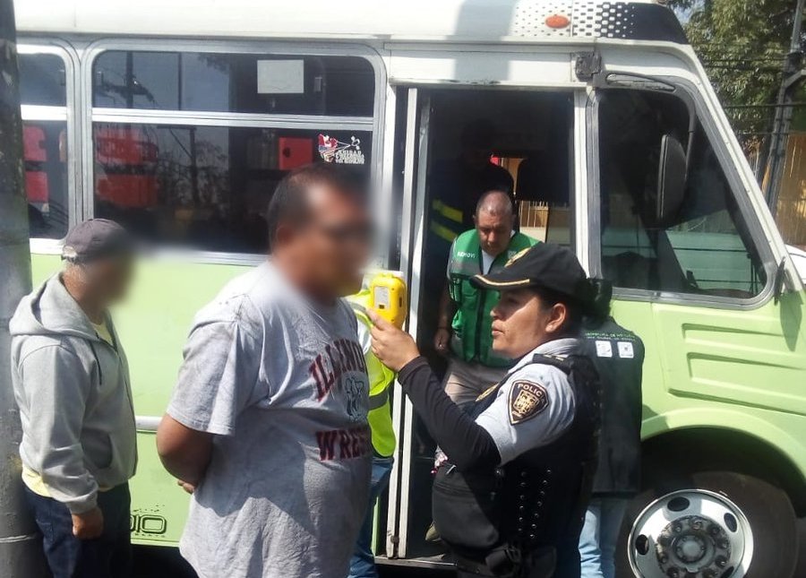 La prueba de alcoholemia se aplicó a choferes de la Ruta 39 en Iztacalco. | Twitter @SSP_CDMX