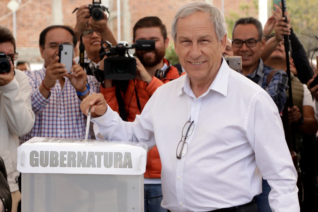 Acude Enrique Cárdenas a votar (Agencia Enfoque)