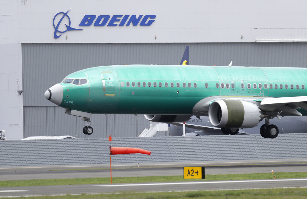 Boeing le informó a algunas aerolíneas que cuentan con su modelo 737 que deben reemplazar una pieza en las alas. (AP)