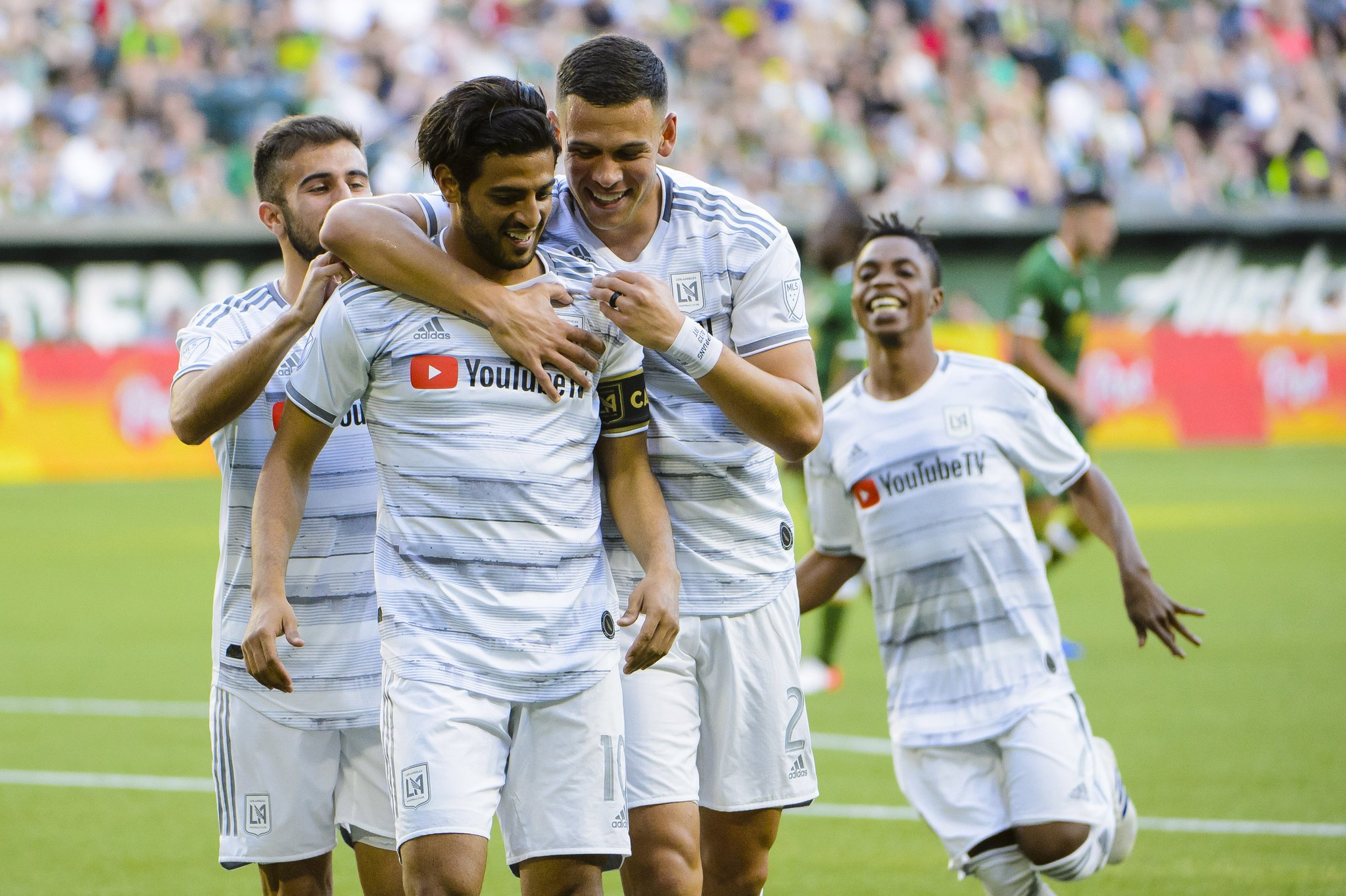 Carlos Vela festejando su anotación frente al Portland Timbers (Twitter: @LAFC)
