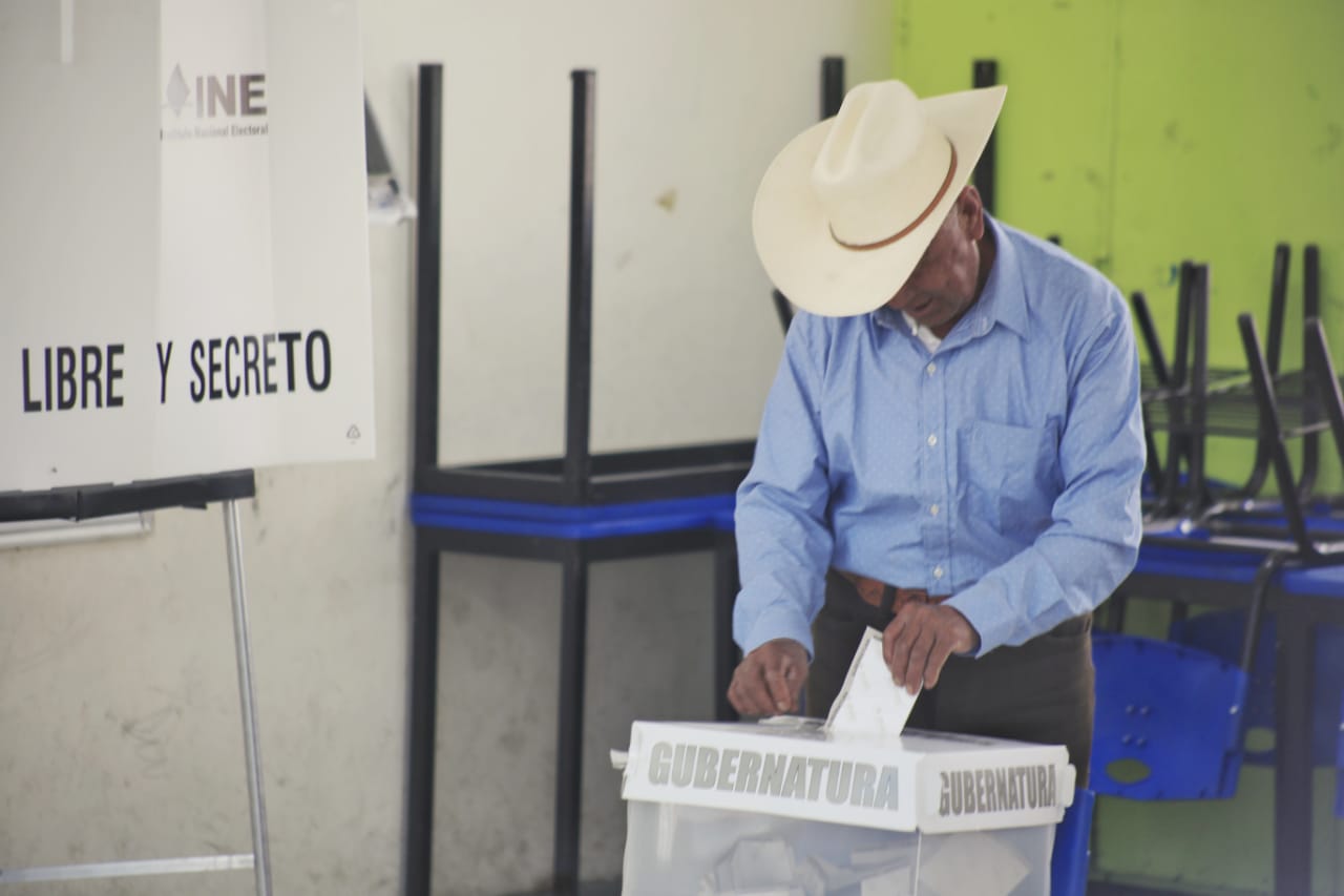 Ciudadanos participan en la elección en Puebla. (Andrés Lobato)
