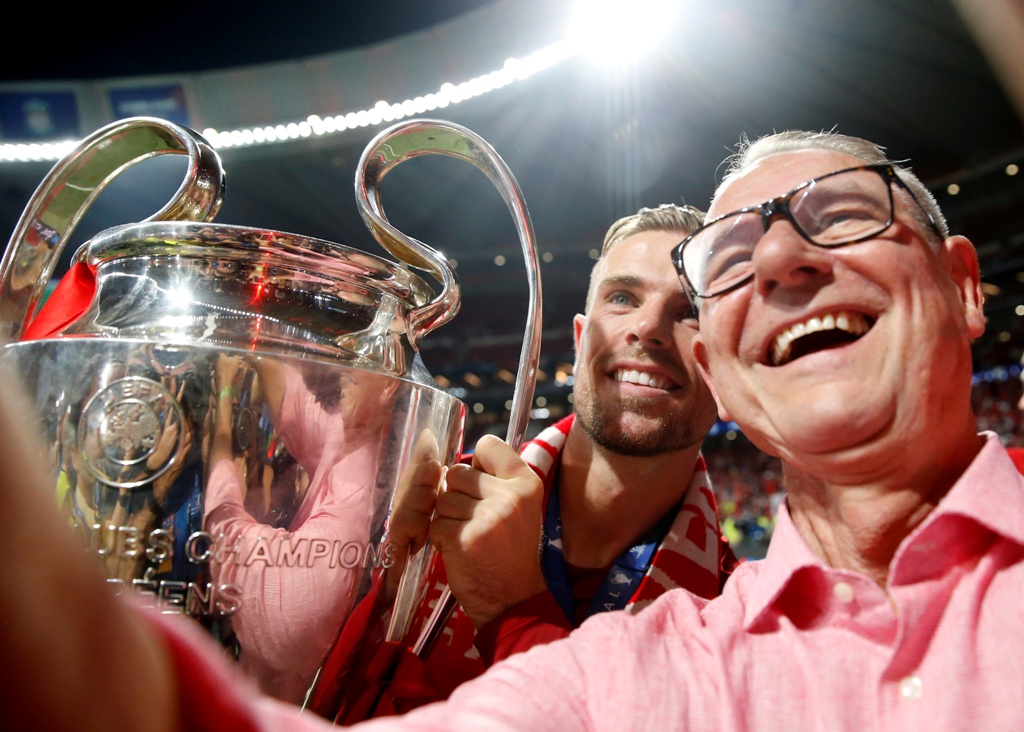 Jordan Henderson y su papá con el trofeo de la Champions League en el Wanda Metropolitano (Reuters)