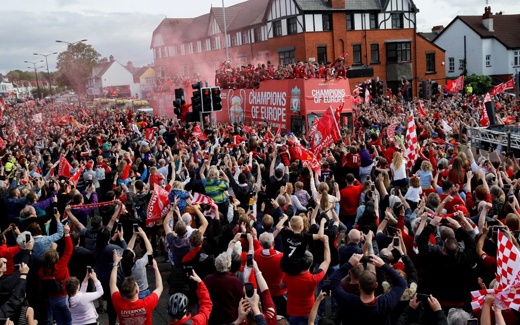 Jugadores del Liverpool festejan título de Champions League (Reuters)