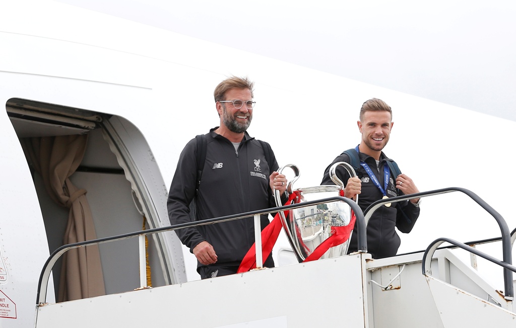 Jürgen Klopp y Jordan Henderson bajando la Champions del avión (Reuters)