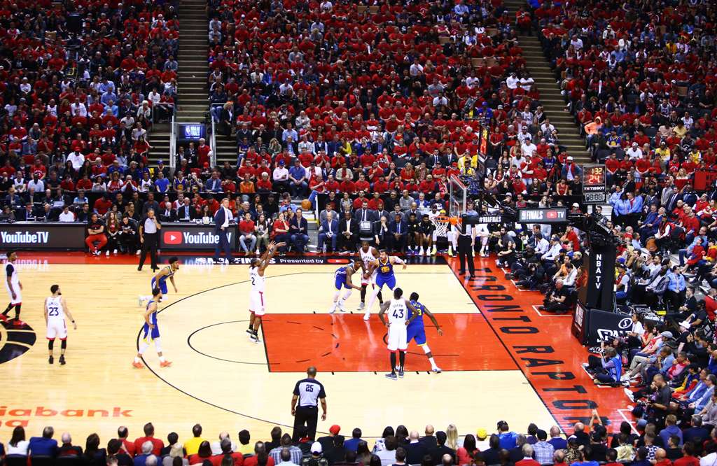 Los Warriors empataron la serie ante Toronto (AFP)