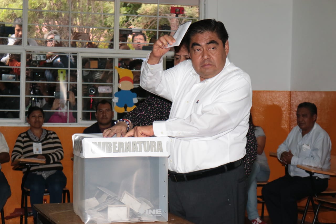 Miguel Barbosa vota en Puebla. (Milenio Digital)