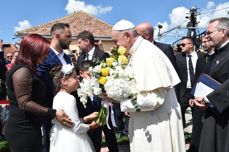 El Papa fue recibido por miles de personas en el barrio de Barbu Lautaru. (EFE)
