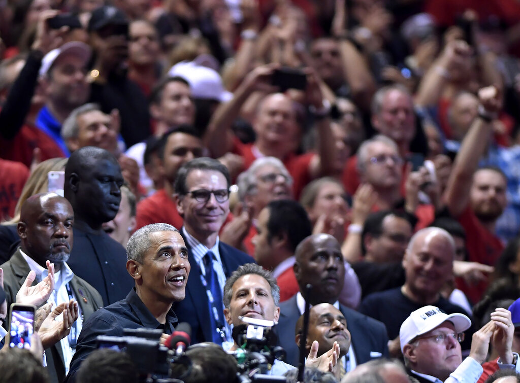 El ex presidente Obama fue descubierto en las gradas, junto al comisionado de la liga, Adam Silver. (AP)