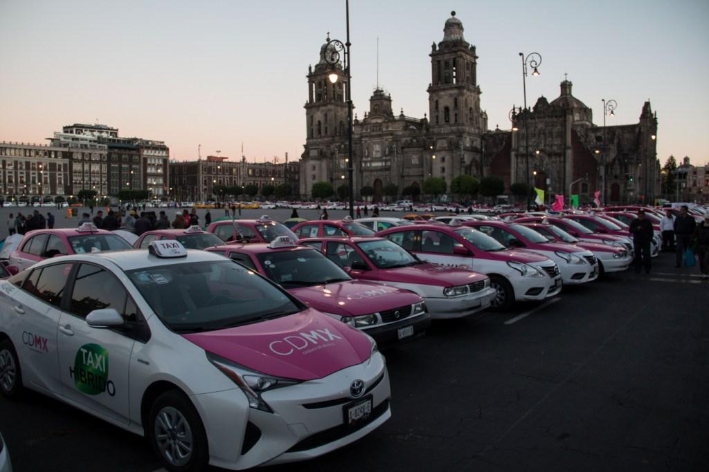 Taxistas en el Zócalo de la CdMx. (Cuartoscuro)
