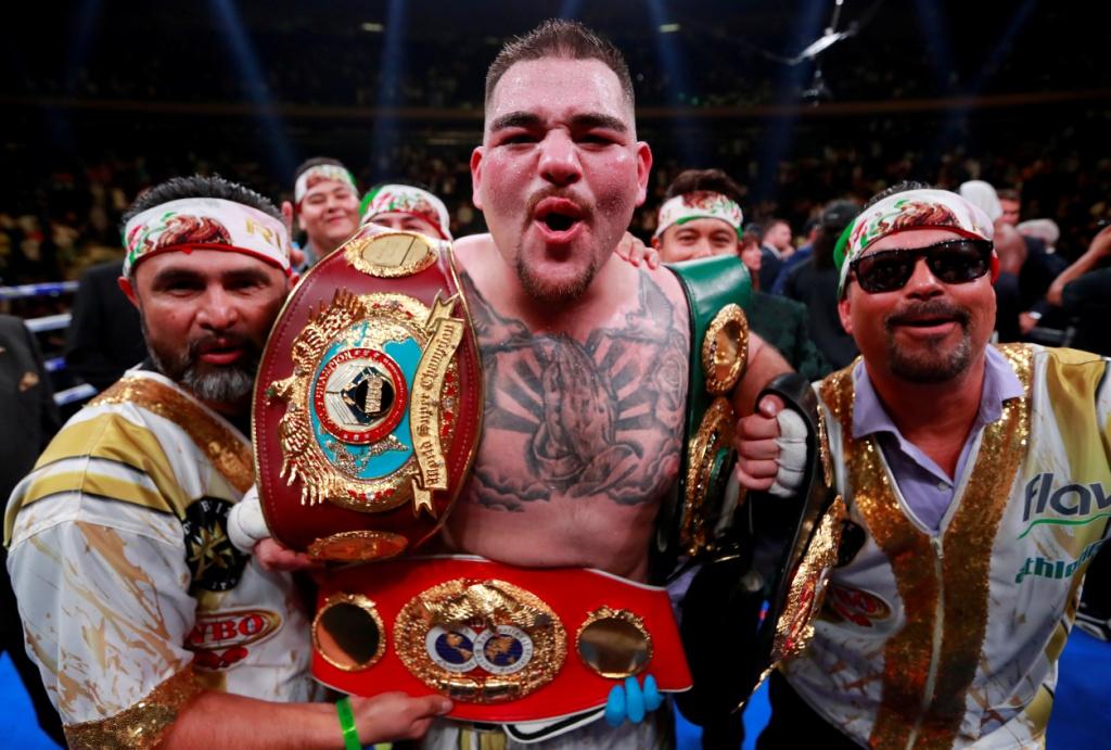 Andy Ruiz y su esquina en la celebración del triunfo (Reuters)