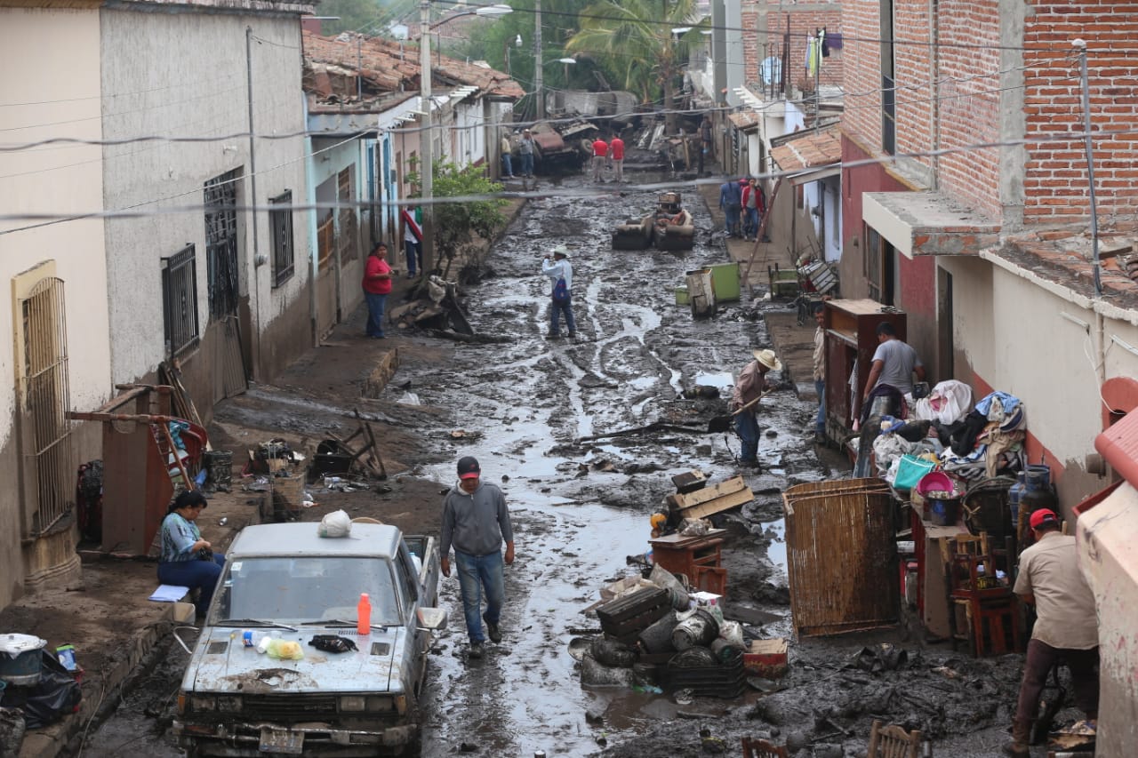 Autoridades de Protección Civil Jalisco, de Sayula y Tapalpa llegaron al lugar para apoyar a los vecinos. (Fernando Carranza)