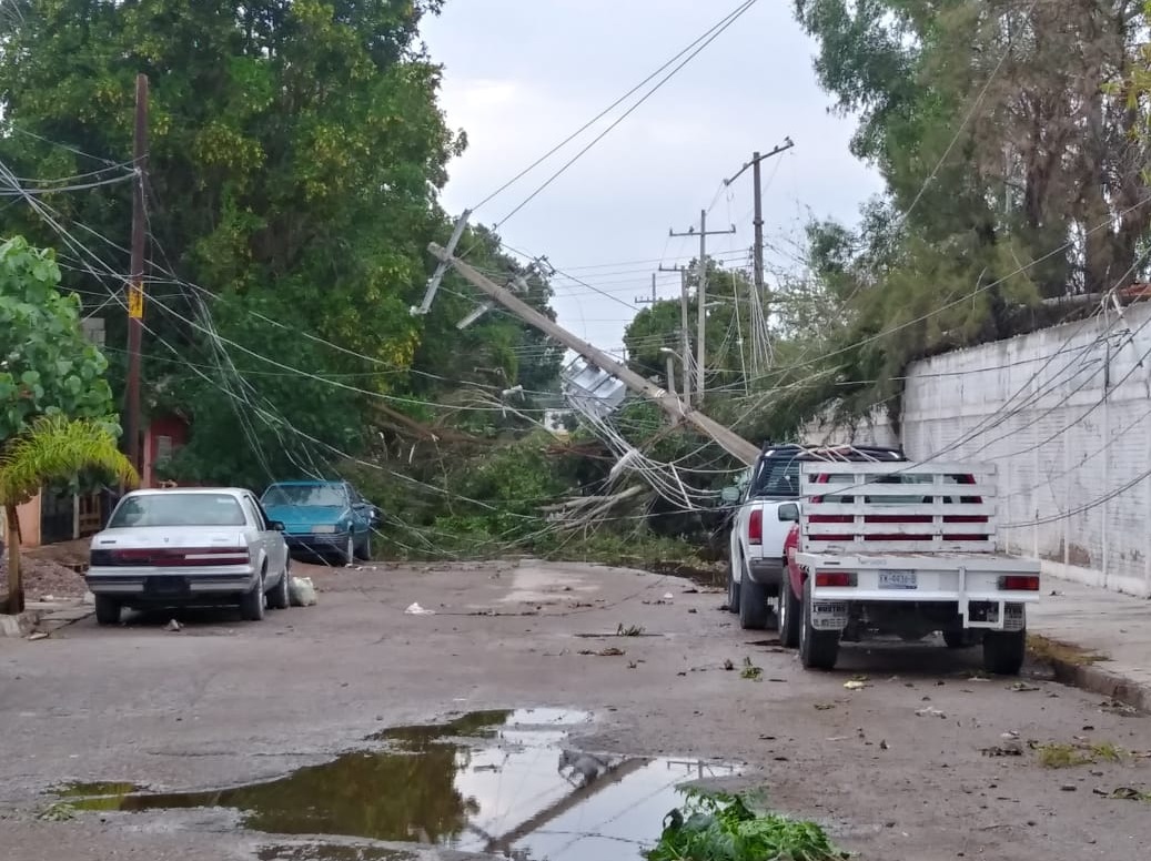 El bulevar Independencia en Torreón se inundó en varios sectores. (Onésimo Zúñiga)