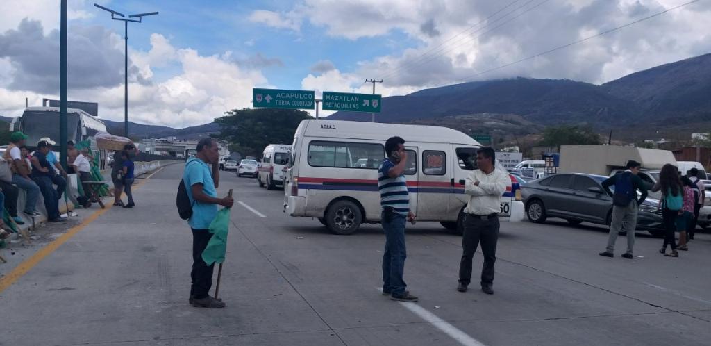 Los campesinos liberaron la vía tras 4 horas. (Rogelio Agustín Esteban)