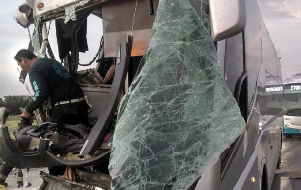 El chófer del tráiler resulto ileso del percance. (Foto: Especial)