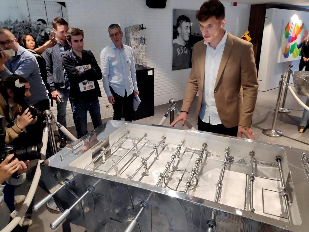 La compañía de Thomas Meunier creó un futbolito de 135 mil dólares (EFE)