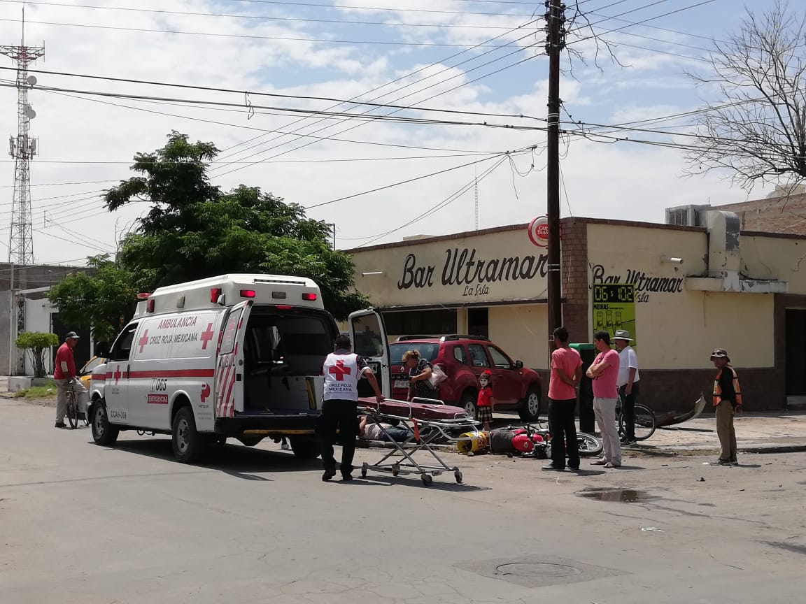 El motociclista resultó con un golpe en la cabeza. (Especial)