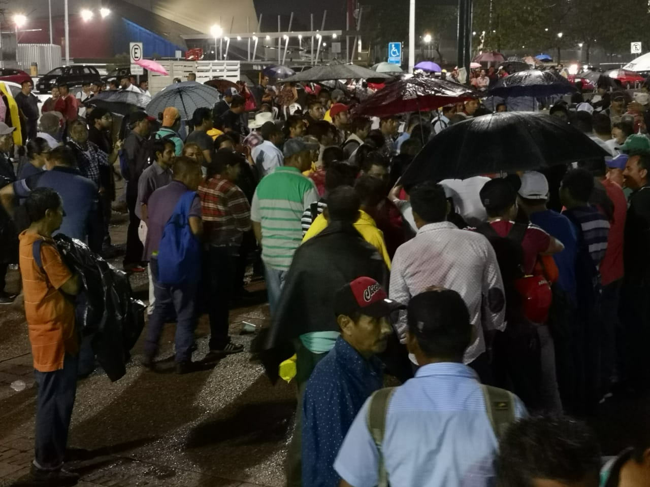 Los interesados en conseguir un trabajo se instalaron afuera del parque Tabasco. (Abraham Reza)