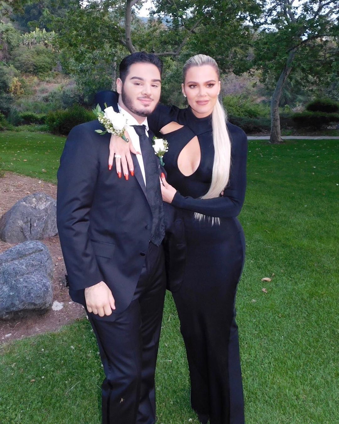 Khloé Kardashian acompaña a fan en su graduación (Instagram).