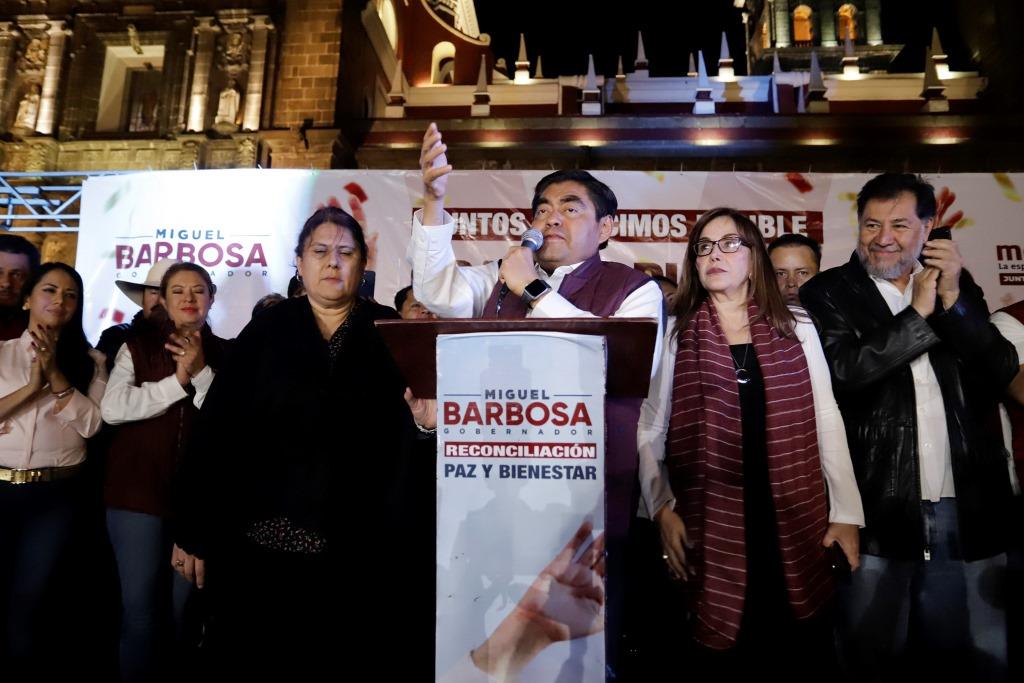 Miguel Barbosa celebra triunfo (Agencia Enfoque)