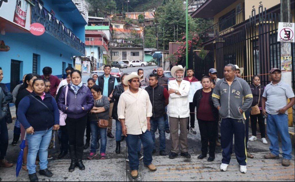 Los padres de familia tomaron también una escuela. (Isabel Zamudio)