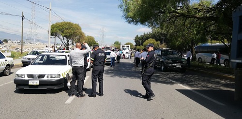 Piden a otros taxistas que bajen su pasaje y se sumen a la protesta. (Abadiel Martínez)