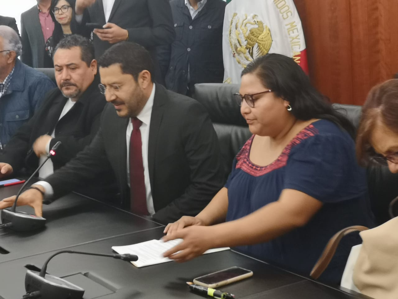 La senadora explicó que desconoce el origen del artefacto. (Daniel Venegas)