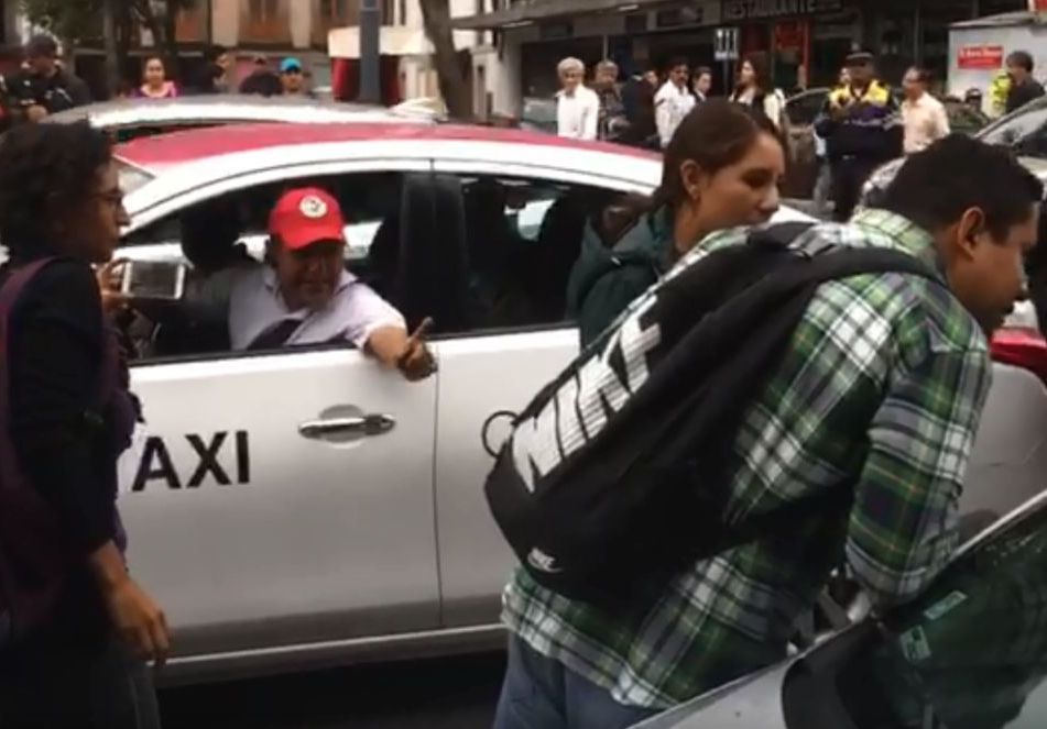 El taxista detuvo su auto junto al de Sheinbaum, sobre la avenida Pino Suárez. | Jorge Almazán