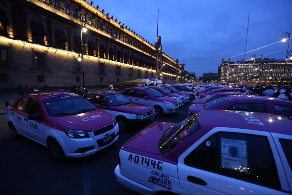 Los taxistas estacionaron sus unidades sobre la avenida Plaza de la Constitución. | Nelly Salas