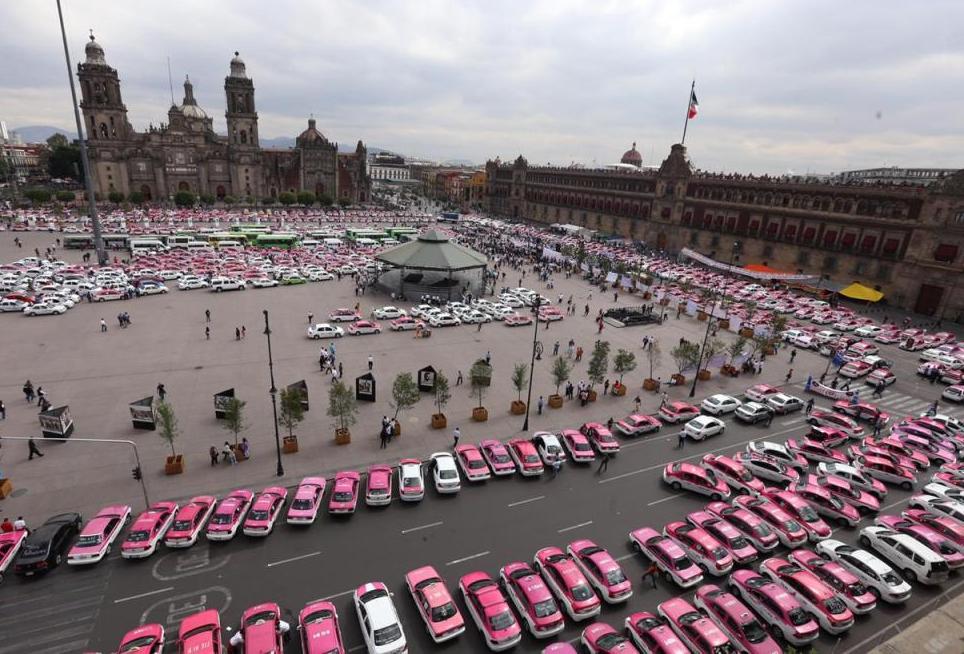 Los taxistas protestan en la plancha del Zócalo, frente a Palacio Nacional. | Nelly Salas