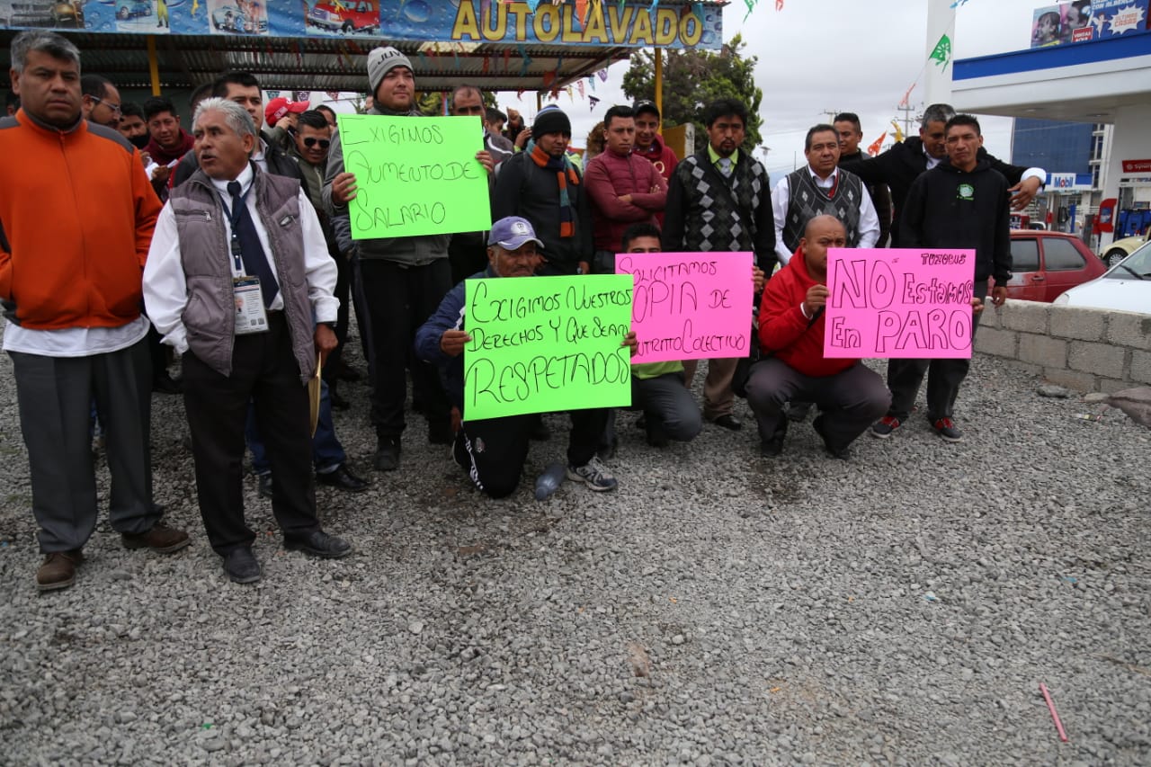 Cerca de 40 trabajadores del Tuzobús realizaron paro de labores este lunes. (Jorge Sánchez)