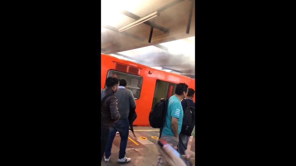 Corto circuito en Metro Puebla. (Captura de video)