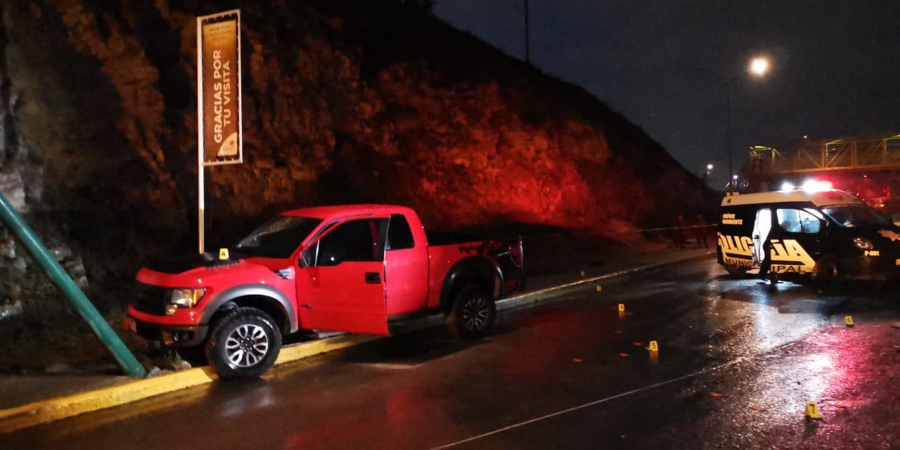 Le dispararon a su camioneta en múltiples ocasiones, por lo que perdió el control y chocó contra una luminaria (Andrés Sánchez)