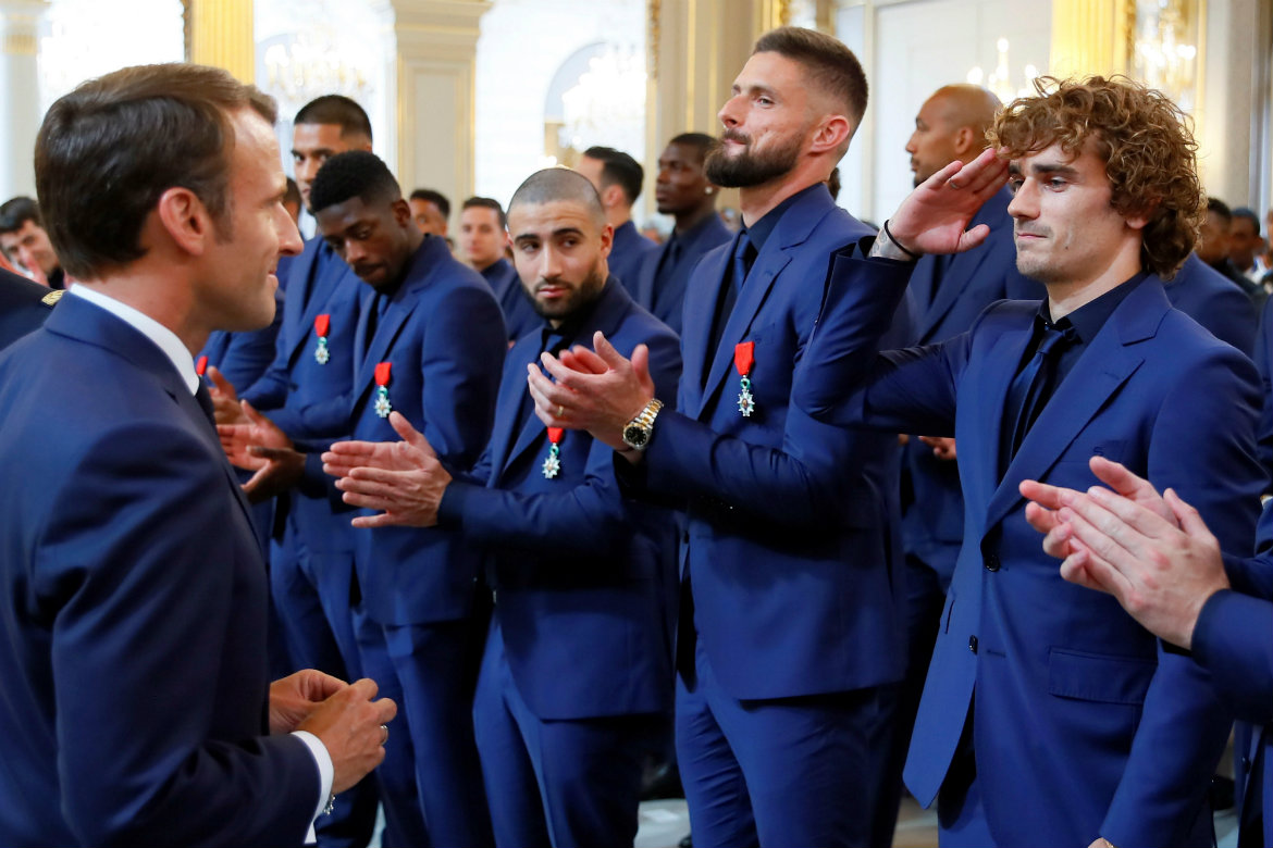 Emmanuel Macron condecora a los campeones del mundo en Rusia 2018 (EFE)