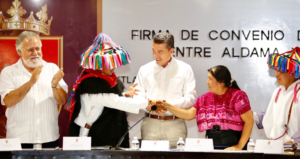 Encinas, con los líderes de las comunidades y el gobernador Rutilo Escandón (Especial)