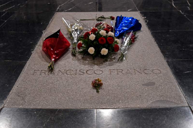 Franco fue enterrado en la basílica del Valle de los Caídos, a 50 kilómetros de Madrid. (AFP)
