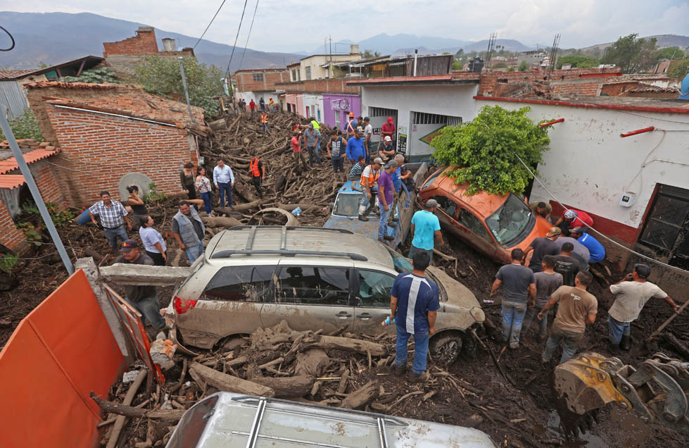 Limpieza de San Gabriel tras desbordamiento de río (Fernando Carranza).