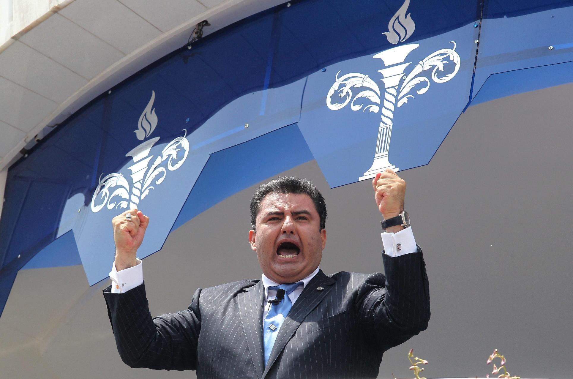 Naasón Joquín García, mientras oficiaba una misa en la ciudad de Guadalajara, en agosto de 2015 (EFE).